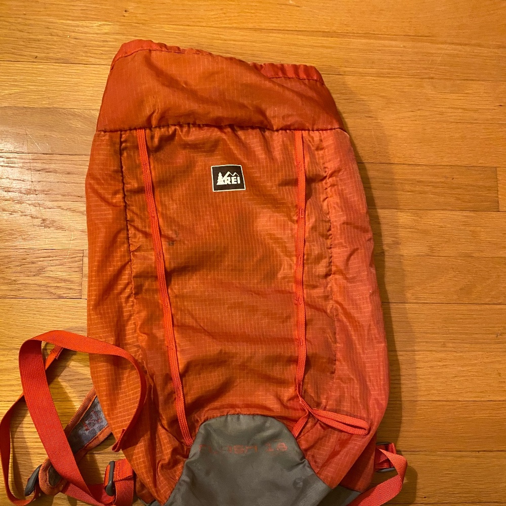 Rei flashpack 18 missing lower buckles